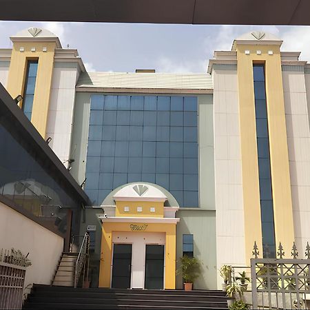 Club 7 Resort And Banquets 바레일리 외부 사진