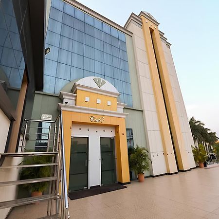 Club 7 Resort And Banquets 바레일리 외부 사진