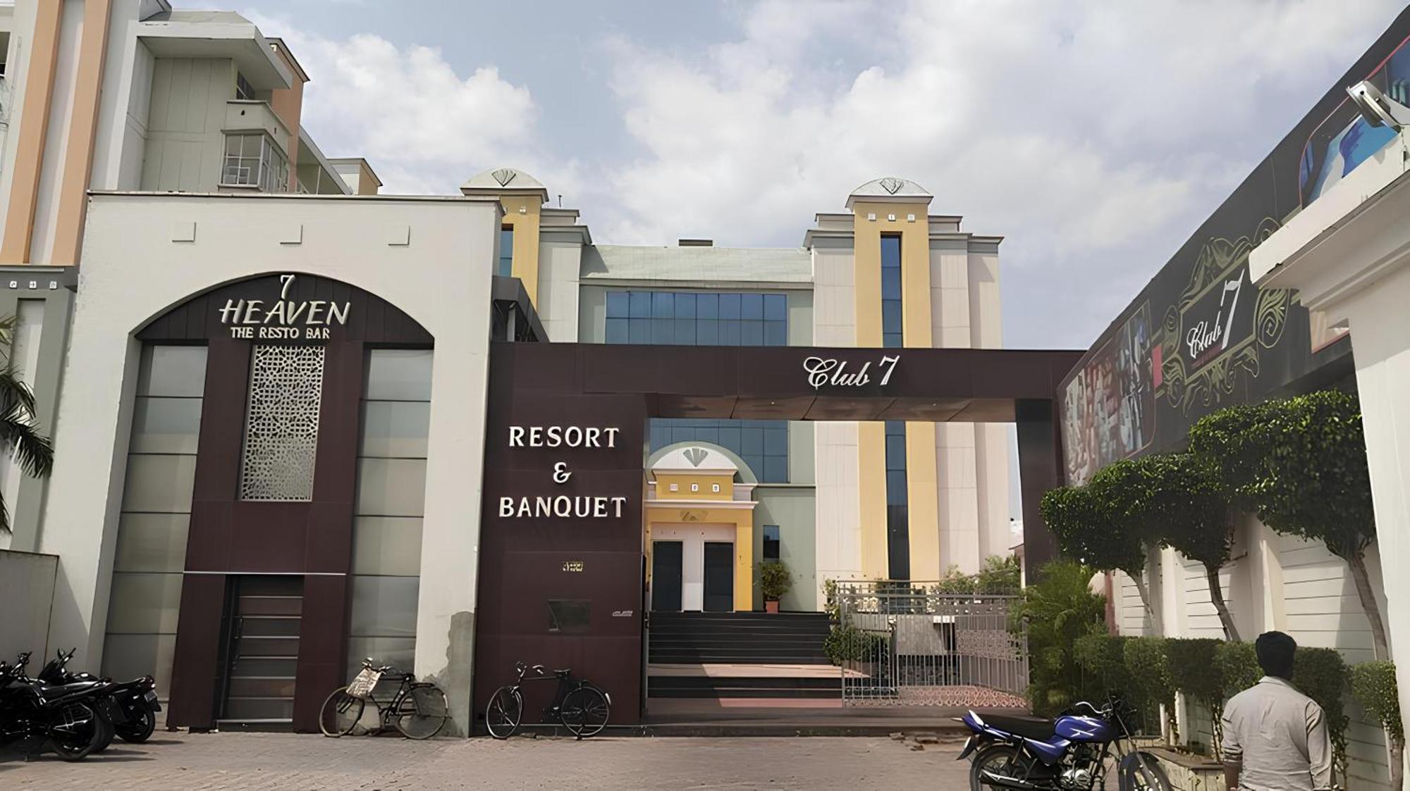 Club 7 Resort And Banquets 바레일리 외부 사진