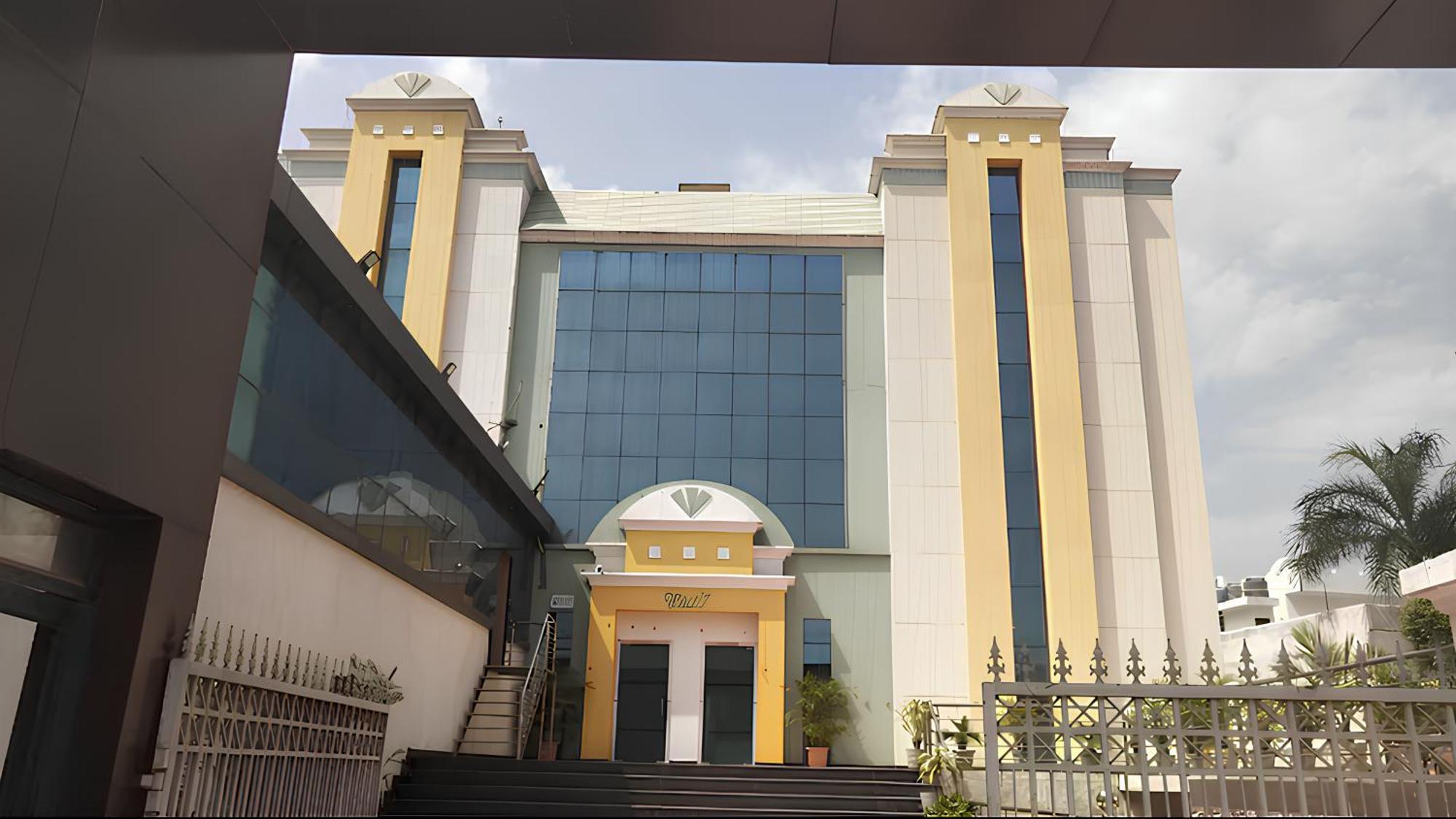 Club 7 Resort And Banquets 바레일리 외부 사진