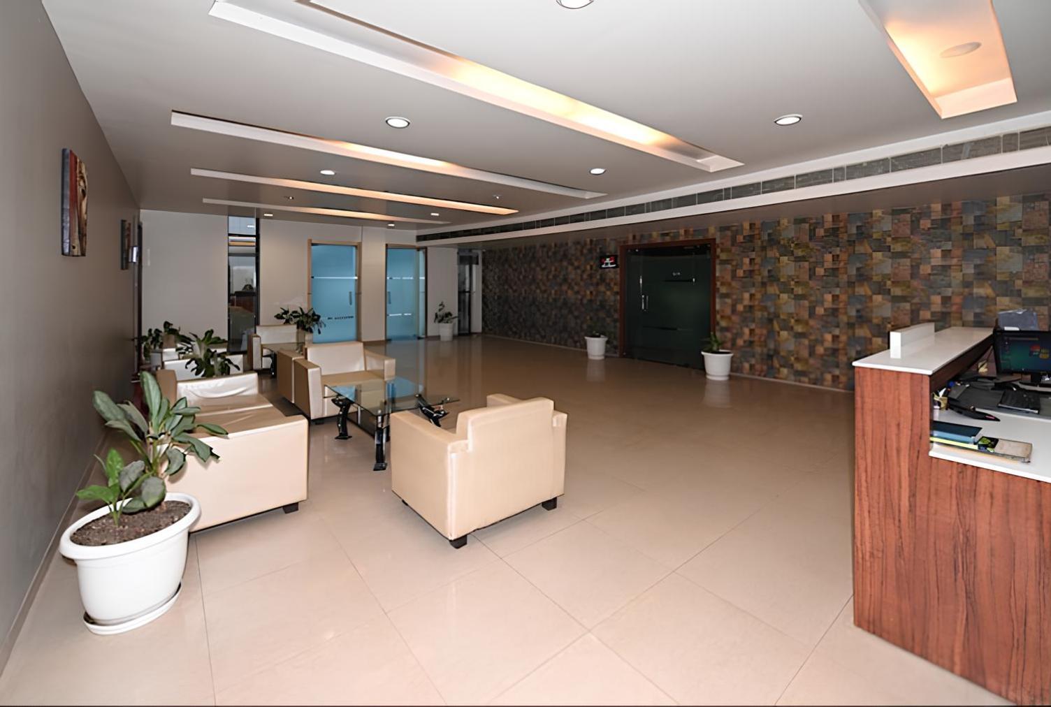 Club 7 Resort And Banquets 바레일리 외부 사진