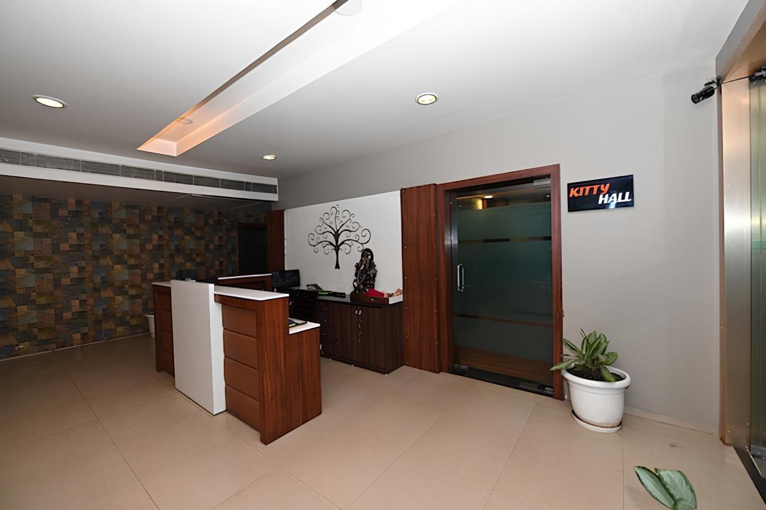 Club 7 Resort And Banquets 바레일리 외부 사진