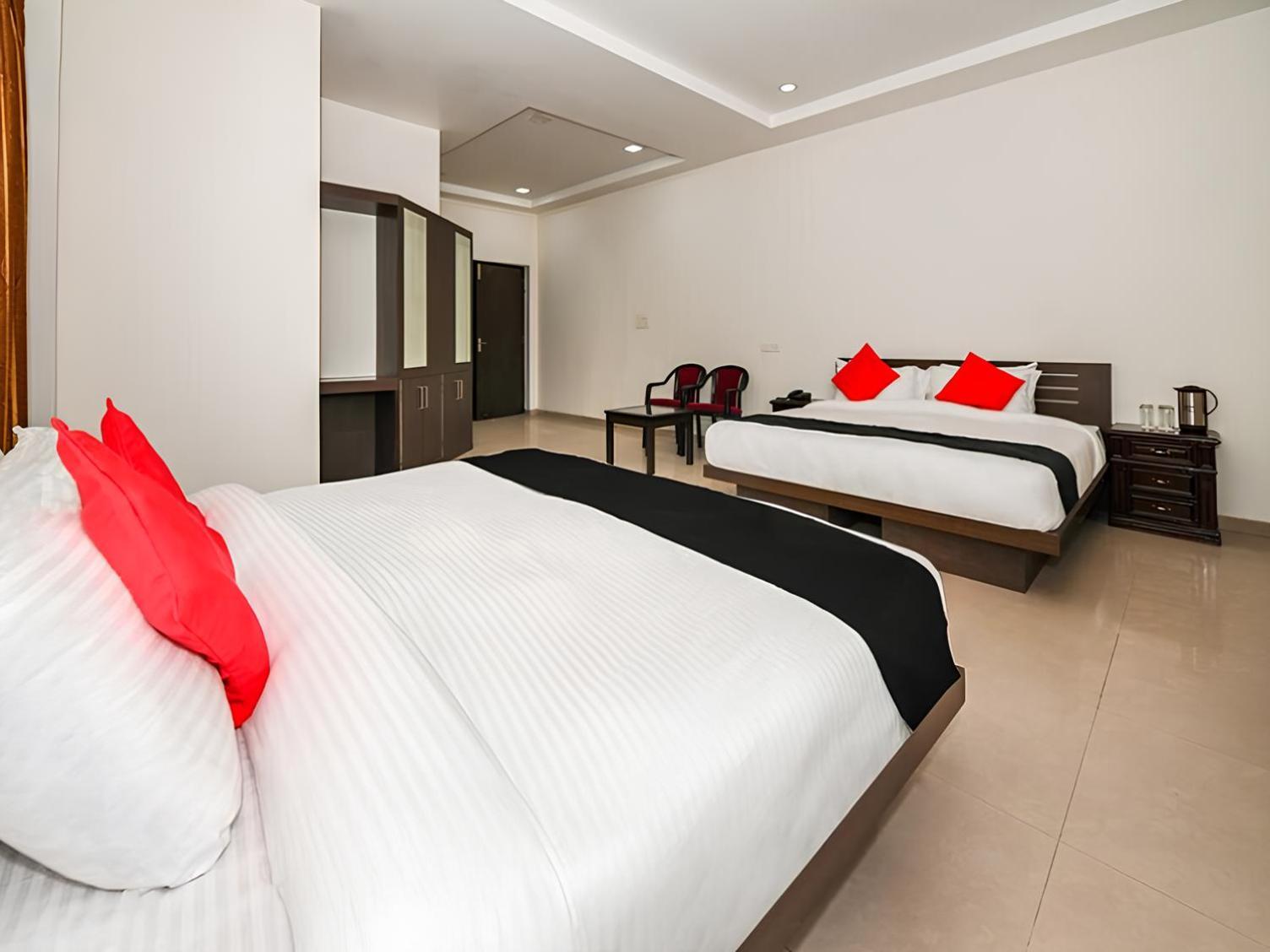 Club 7 Resort And Banquets 바레일리 외부 사진