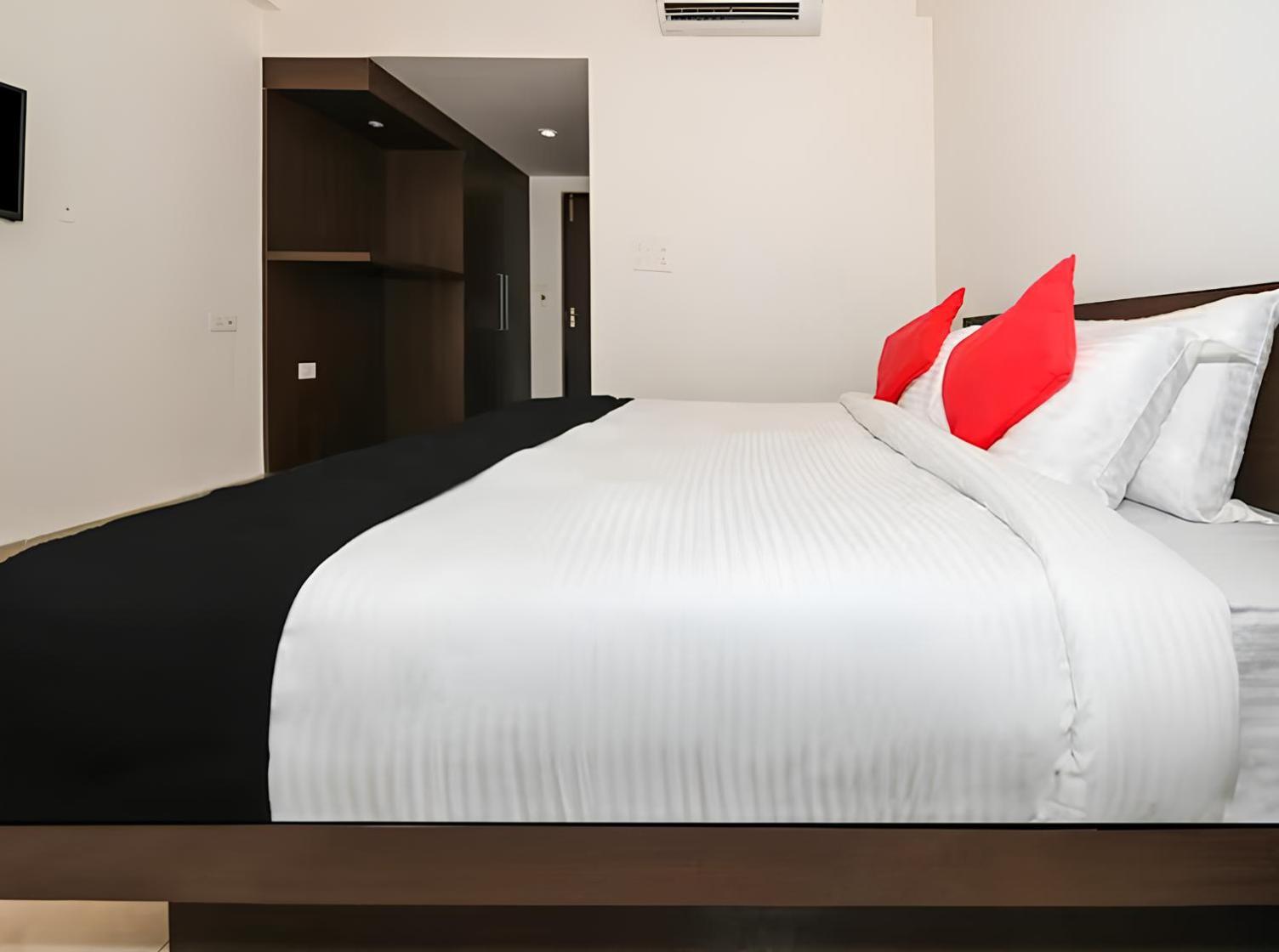 Club 7 Resort And Banquets 바레일리 외부 사진