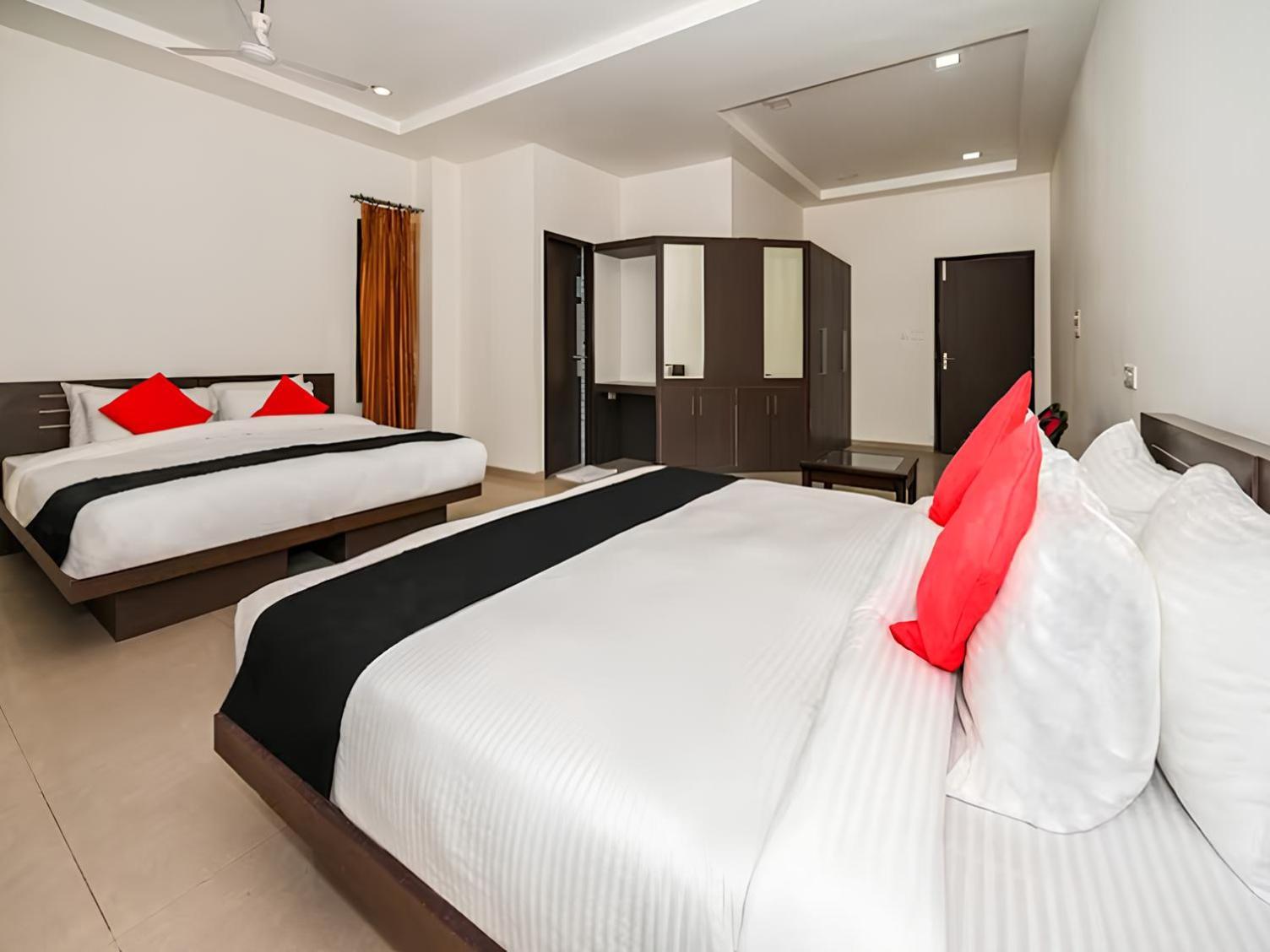 Club 7 Resort And Banquets 바레일리 외부 사진