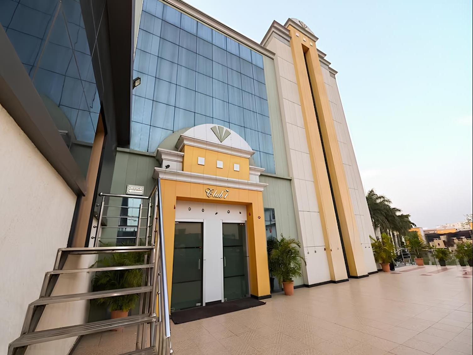 Club 7 Resort And Banquets 바레일리 외부 사진