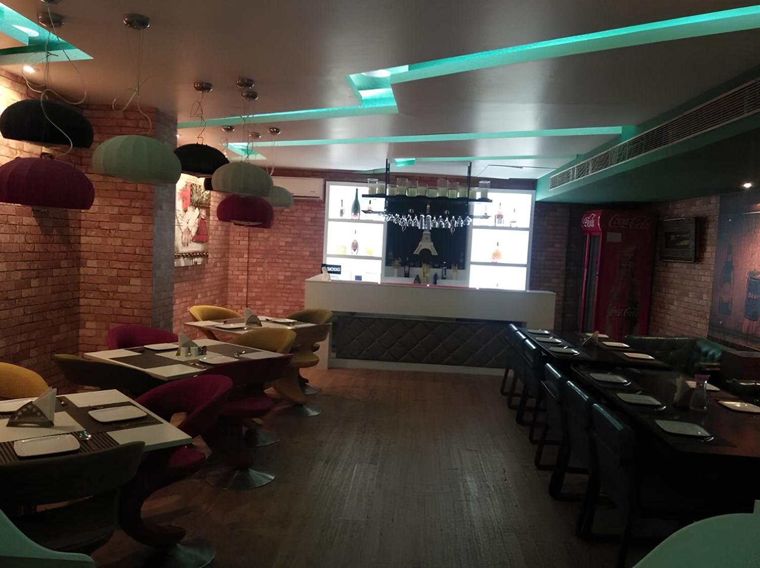 Club 7 Resort And Banquets 바레일리 외부 사진