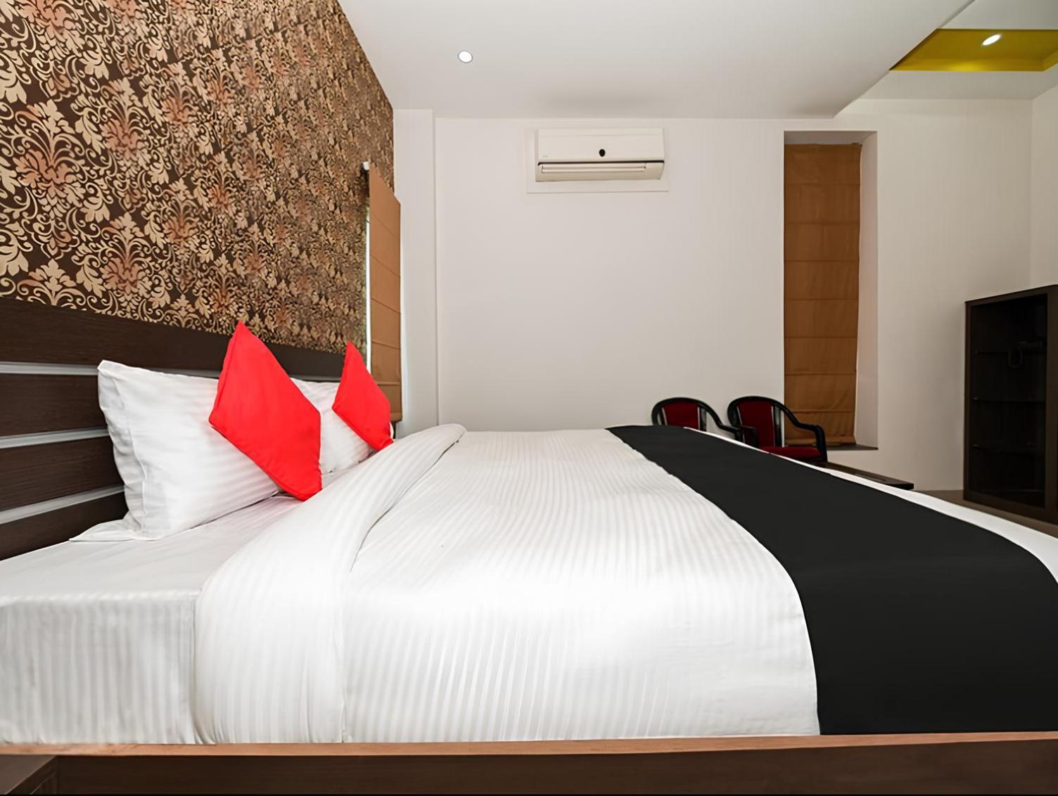 Club 7 Resort And Banquets 바레일리 외부 사진