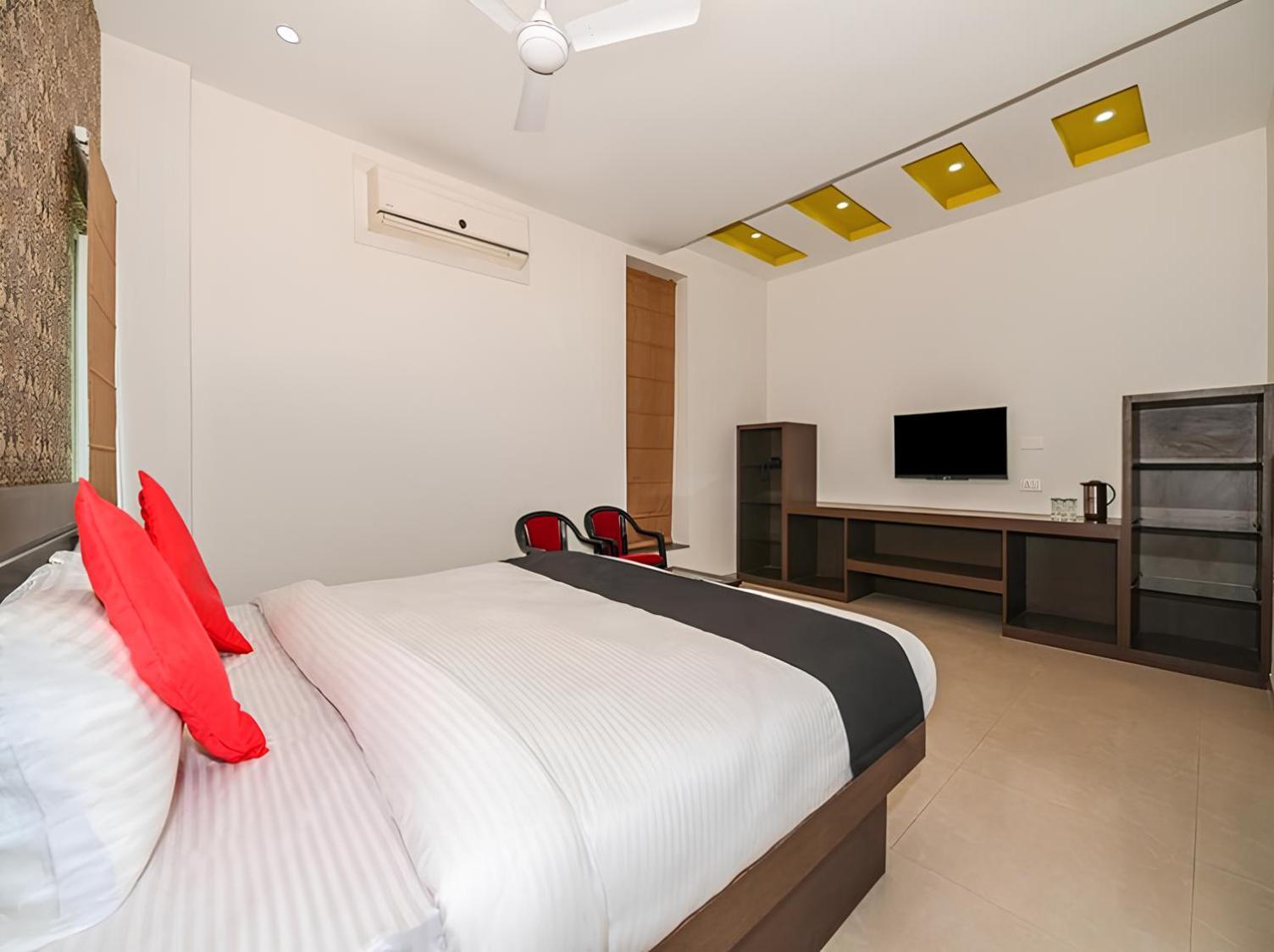 Club 7 Resort And Banquets 바레일리 외부 사진